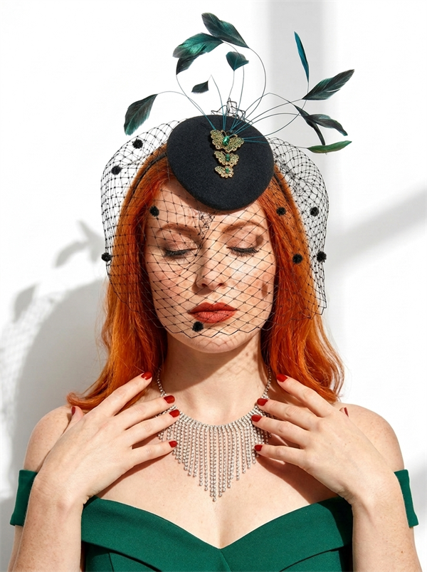 Черная вуалетка с зеленой брошью "бабочки" 3527 - фото 24843